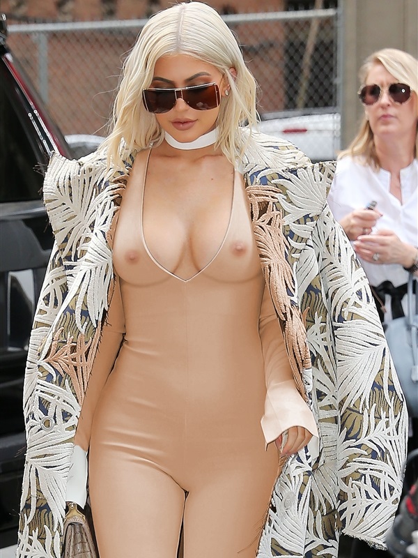 Kylie Jenner's hot big boobs exposed in sexy dress! Her tits look great topless!